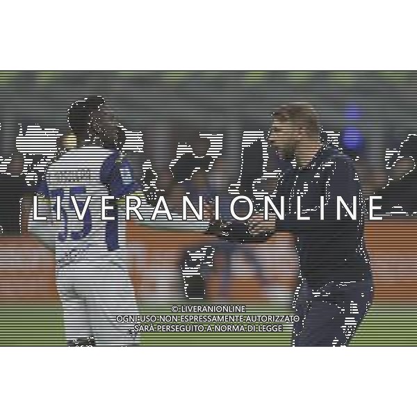 Paolo Zanetti Head Coach of Hellas Verona FC speaks to Daniel Mosquera of Hellas Verona FC at the end of Inter FC vs Hellas Verona FC, 35° Serie A Enilive 2024-25 game at Giuseppe Meazza - San Siro stadium in Milano (MI), Italy, on April 06, 2025. (Photo by Davide Casentini)- AGENZIA ALDO LIVERANI SAS