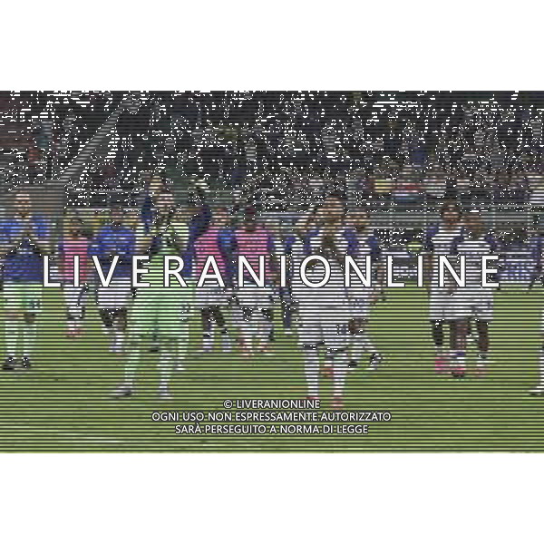 Hellas Verona players applaud the fans following the final whistle during Inter FC vs Hellas Verona FC, 35° Serie A Enilive 2024-25 game at Giuseppe Meazza - San Siro stadium in Milano (MI), Italy, on April 06, 2025. (Photo by Davide Casentini)- AGENZIA ALDO LIVERANI SAS