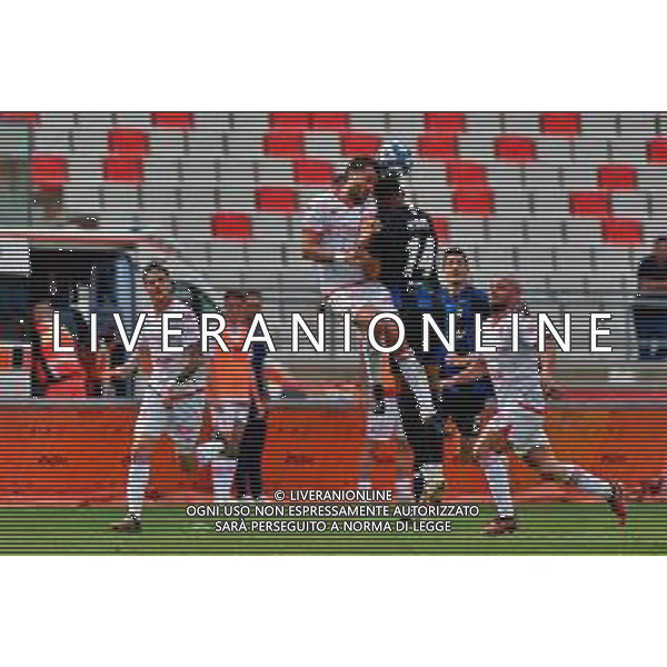 TVEM May 04, 2025 Bari, Italy - SSC Bari vs Pisa Sporting Club - Italian soccer serie B 2024/25 - San Nicola Stadium. In the pic: Henrik Meister of Pisa in action against Raffaele Pucino of SSC Bari ©TVEM Emmanuele Mastrodonato - AGENZIA ALDO LIVERANI SAS