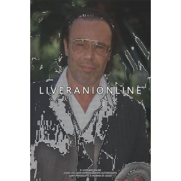 DIAP-RETROSPETTIVA ANTONELLO VENDITTI CANTANTE NELLA FOTO ANTONELLO VENDITTI OSPITE DEL FESTIVAL DI SANREMO NELL\'ANNO 2000 AG ALD LIVERANI SAS
