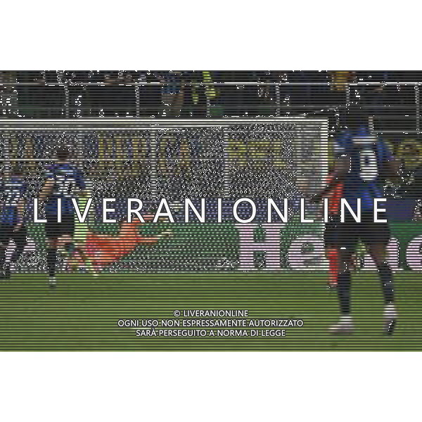 Inter vs Barcellona nella foto sul 2 a 1 Inter Yann Sommer (Inter) para la conclusione ravvicinata di Eric Garcia (Barcellona) Milano 06-05-2025 Stadio Giuseppe Meazza - San Siro UEFA Champions League - semifinali gara di ritorno foto Roberto Garavaglia/Agenzia Aldo Liverani sas