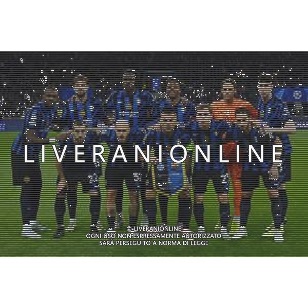 Inter vs Barcellona nella foto formazione Inter, in piedi da SX Marcus Thuram, Francesco Acerbi, Yann Aurel Bisseck, Denzel Dumfries, Yann Sommer e Alessandro Bastoni; in basso da SX Henrikh Mkhitaryan, Federico Dimarco, Lautaro Martinez, Nicolo\' Barella e Hakan Calhanoglu Milano 06-05-2025 Stadio Giuseppe Meazza - San Siro UEFA Champions League - semifinali gara di ritorno foto Roberto Garavaglia/Agenzia Aldo Liverani sas