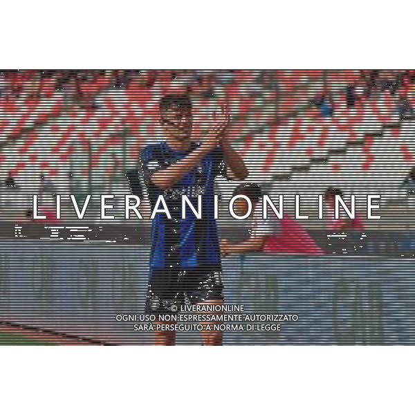 TVEM May 04, 2025 Bari, Italy - SSC Bari vs Pisa Sporting Club - Italian soccer serie B 2024/25 - San Nicola Stadium. In the pic: Giovanni Bonfanti of Pisa applauds fans ©TVEM Emmanuele Mastrodonato - AGENZIA ALDO LIVERANI SAS