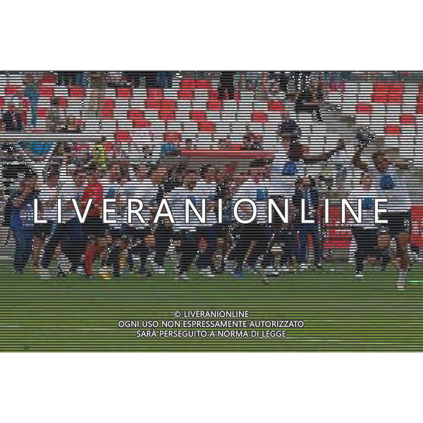 TVEM May 04, 2025 Bari, Italy - SSC Bari vs Pisa Sporting Club - Italian soccer serie B 2024/25 - San Nicola Stadium. In the pic: Pisa players celebrate promotion to Serie A ©TVEM Emmanuele Mastrodonato - AGENZIA ALDO LIVERANI SAS