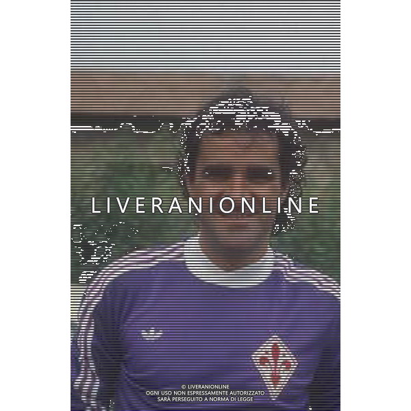 DIAP-RETROSPETTIVA ANTONELLO CUCCUREDDU CALCIATORE NELLA FOTO ANTONELLO CUCCUREDDU CON LA MAGLIA DELLA FIORENTINA CALCIO AG ALDO LIVERANI SAS 