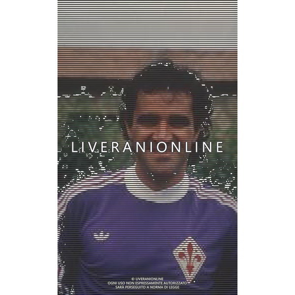 DIAP-RETROSPETTIVA ANTONELLO CUCCUREDDU CALCIATORE NELLA FOTO ANTONELLO CUCCUREDDU CON LA MAGLIA DELLA FIORENTINA CALCIO AG ALDO LIVERANI SAS 
