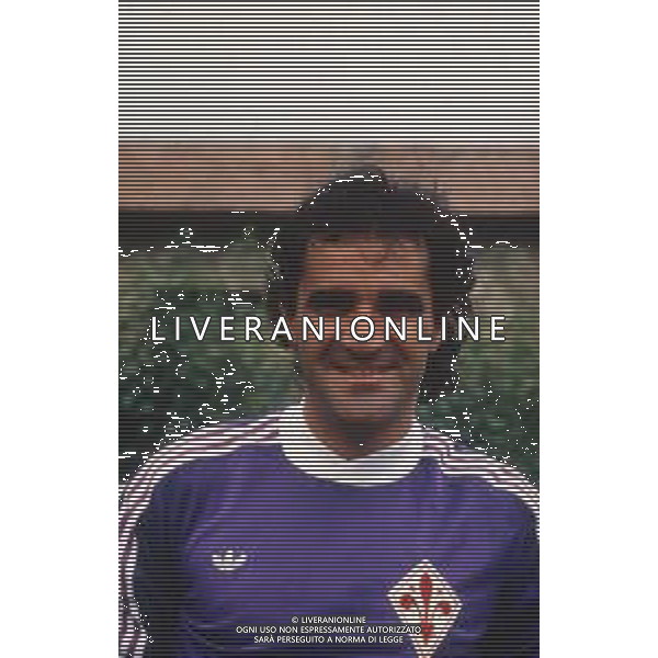 DIAP-RETROSPETTIVA ANTONELLO CUCCUREDDU CALCIATORE NELLA FOTO ANTONELLO CUCCUREDDU CON LA MAGLIA DELLA FIORENTINA CALCIO AG ALDO LIVERANI SAS 
