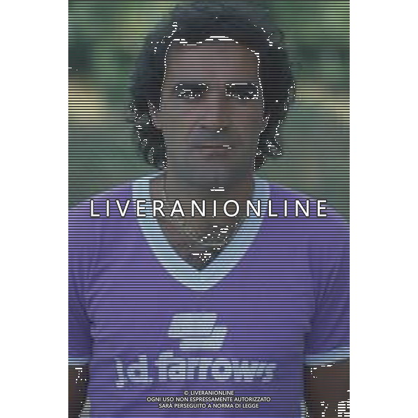 DIAP-RETROSPETTIVA ANTONELLO CUCCUREDDU CALCIATORE NELLA FOTO ANTONELLO CUCCUREDDU CON LA MAGLIA DELLA FIORENTINA CALCIO AG ALDO LIVERANI SAS 