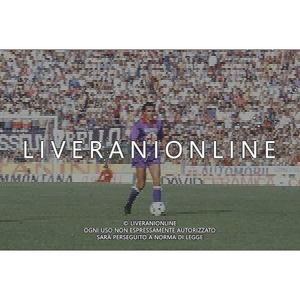 DIAP-RETROSPETTIVA ANTONELLO CUCCUREDDU CALCIATORE NELLA FOTO ANTONELLO CUCCUREDDU CON LA MAGLIA DELLA FIORENTINA CALCIO AG ALDO LIVERANI SAS 