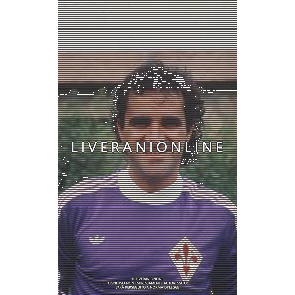DIAP-RETROSPETTIVA ANTONELLO CUCCUREDDU CALCIATORE NELLA FOTO ANTONELLO CUCCUREDDU CON LA MAGLIA DELLA FIORENTINA CALCIO AG ALDO LIVERANI SAS 