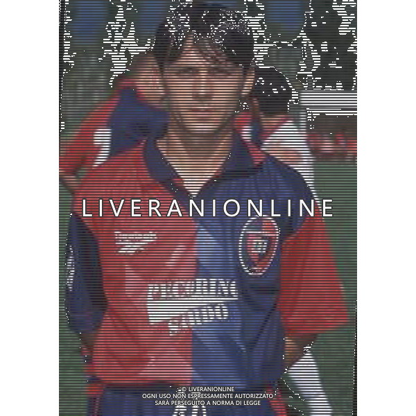 DIAP-RETROSPETTIVA GAETANO VASARI CALCIATORE NELLA FOTO GAETANO VASARI CON LA MAGLIA DEL CAGLIARI CALCIO AG ALDO LIVERANI SAS