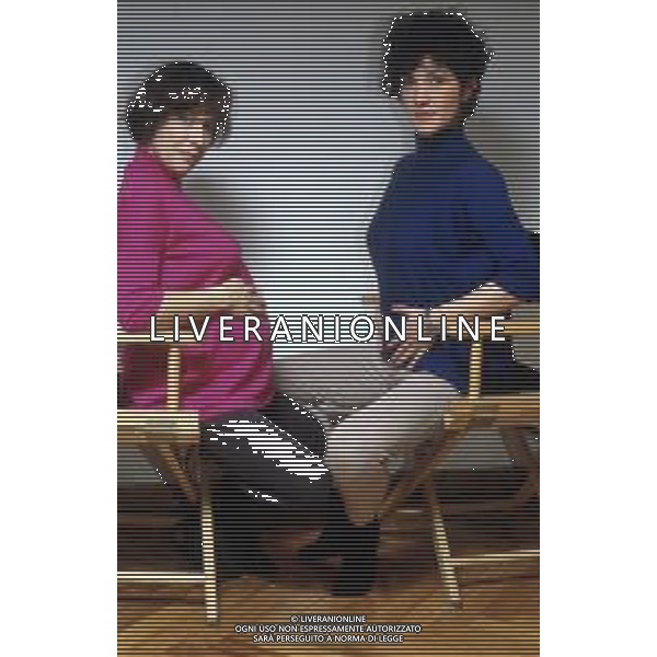 DIAP-RETROSPETTIVA AMELIA MONTI ATTRICE NELLA FOTO AMELIA MONTI CON PAOLA ZERBIN PARTECIPANTE DELLA TRASMISSIONE TELEVISIVA“ARRIVA LA CICOGNA“ NELL\'ANNO 1993 FOTO THEMA-AG ALDO LIVERANI SAS