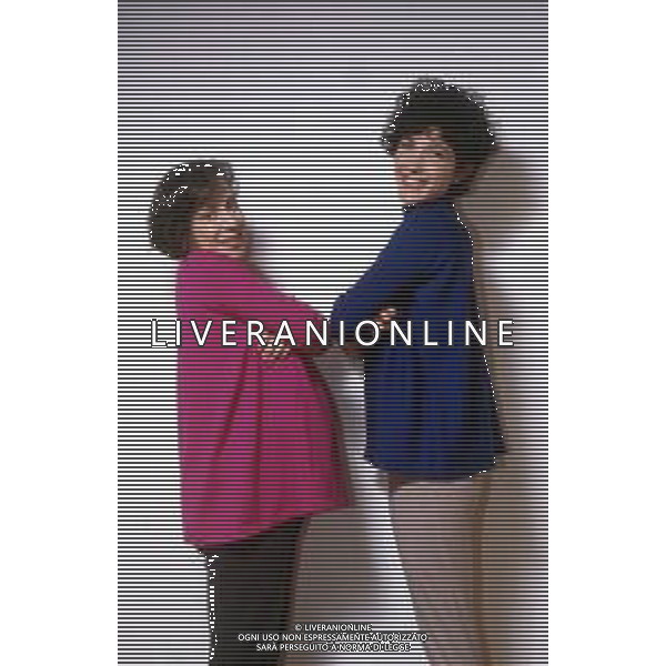 DIAP-RETROSPETTIVA AMELIA MONTI ATTRICE NELLA FOTO AMELIA MONTI CON PAOLA ZERBIN PARTECIPANTE DELLA TRASMISSIONE TELEVISIVA“ARRIVA LA CICOGNA“ NELL\'ANNO 1993 FOTO THEMA-AG ALDO LIVERANI SAS
