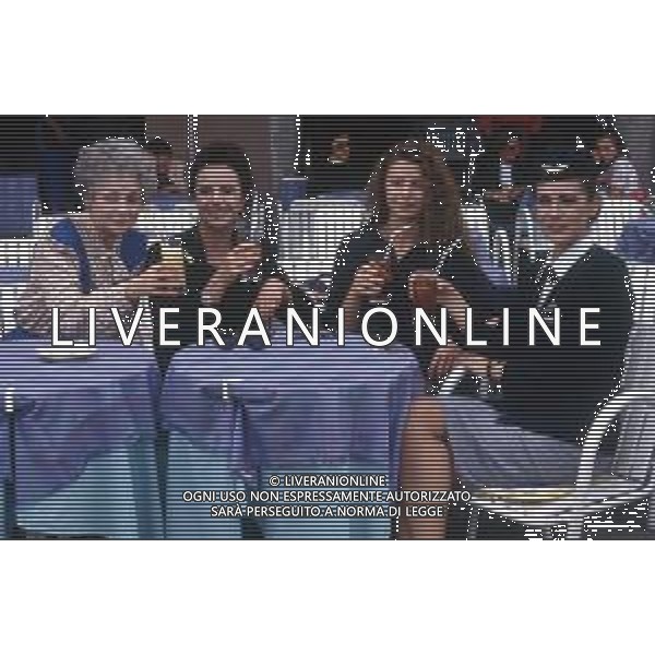 COL-RETROSPETTIVA MAURIZIO NICHETTI ATTORE NELLA FOTO MILENA VUKOTIC-CATERINA SYLOS LABINI- AMANDA SANDRELLI E ELENA SOFIA RICCI SUL SET DEL FILM “STEFANO QUANTESTORIE “NELL\'ANNO 1993 AG THEMA-AG ALDO LIVERANI SAS