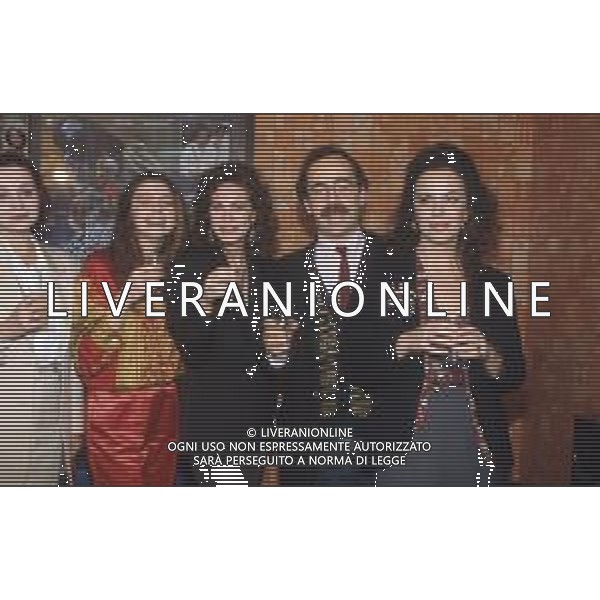 COL-RETROSPETTIVA MAURIZIO NICHETTI ATTORE NELLA FOTO MILENA VUKOTIC-AMNDA SANDRELLI-CATERINA SYLOS LABINI MAURIZIO NICHETTI E ELENA SOFIA RICCI SUL SET DEL FILM “STEFANO QUANTESTORIE “NELL\'ANNO 1993 AG THEMA-AG ALDO LIVERANI SAS
