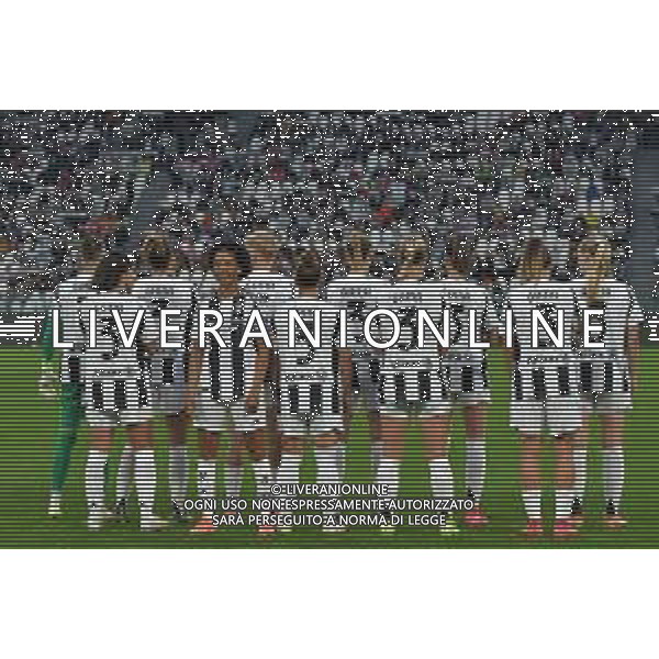 TVMV-Torino 10.05.2025 Allianz Stadium ©Manuela Viganti/Agenzia Aldo Liverani Juventus Woman vs Inter Woman Campionato Serie A Femminile Playoff 2024/2025 Nella foto: le giocatrici della juventus woman rendono omaggio a sara gama che lascia il calcio ©TVMV Viganti - AGENZIA ALDO LIVERANI SAS