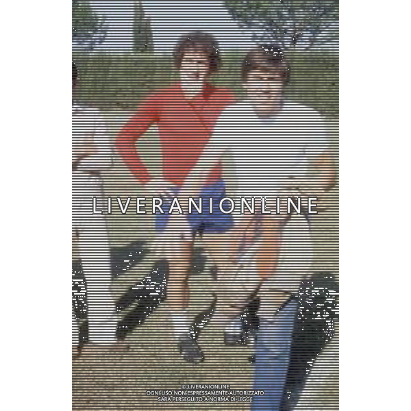 DIAP-RETROSPETTIVA GIANNI MORANDI CANTANTE NELLA FOTO GIANNI MORANDI A BOLOGNA IN VISITA AL FC BOLOGNA CALCIO NELL\'ANNO 1979 CON GIUSEPPE SAVOLDI AG ALDO LIVERANI SAS 