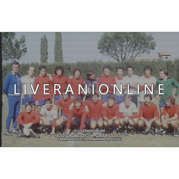 DIAP-RETROSPETTIVA GIANNI MORANDI CANTANTE NELLA FOTO GIANNI MORANDI A BOLOGNA IN VISITA AL FC BOLOGNA CALCIO NELL\'ANNO 1979 AG ALDO LIVERANI SAS 