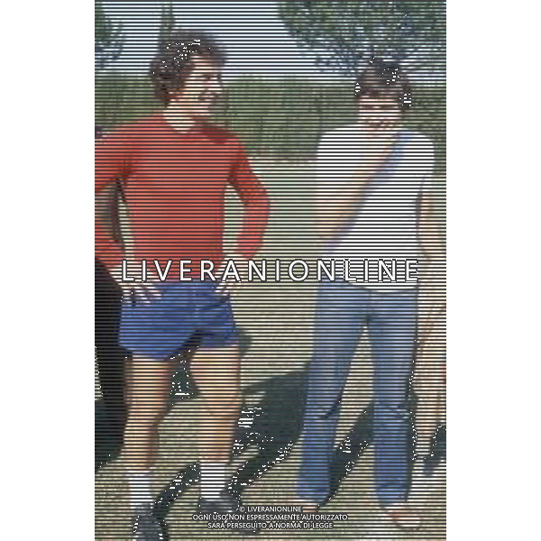 DIAP-RETROSPETTIVA GIANNI MORANDI CANTANTE NELLA FOTO GIANNI MORANDI A BOLOGNA IN VISITA AL FC BOLOGNA CALCIO NELL\'ANNO 1979 CON GIUSEPPE SAVOLDI AG ALDO LIVERANI SAS 