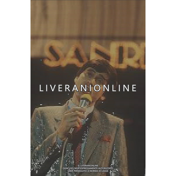 DIAP-RETROSPETTIVA GIANNI MORANDI CANTANTE NELLA FOTO GIANNI MORANDI AL FESTIVAL DI SANREMO NELL\'ANNO 1983  FOTO ENRICO LIVERANI-AG ALDO LIVERANI SAS 