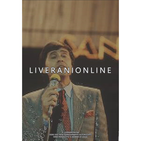 DIAP-RETROSPETTIVA GIANNI MORANDI CANTANTE NELLA FOTO GIANNI MORANDI AL FESTIVAL DI SANREMO NELL\'ANNO 1983  FOTO ENRICO LIVERANI-AG ALDO LIVERANI SAS 