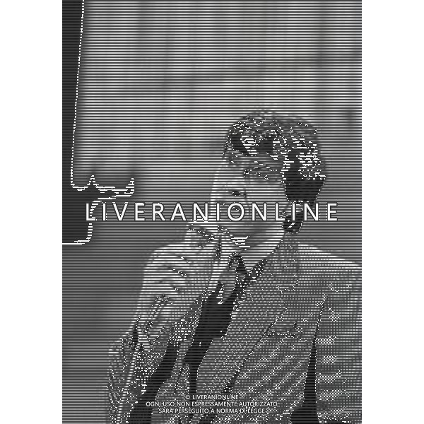 NEG-RETROSPETTIVA GIANNI MORANDI CANTANTE NELLA FOTO GIANNI MORANDI AL FESTIVAL DI SANREMO NELL\'ANNO 1983  FOTO ENRICO LIVERANI-AG ALDO LIVERANI SAS 