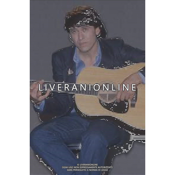 DIAP-RETROSPETTIVA GIANNI MORANDI CANTANTE NELLA FOTO GIANNI MORANDI A ROMA NELL\'ANNO 1981  FOTO EDGARDO DELLA SCORCIOSA-AG ALDO LIVERANI SAS