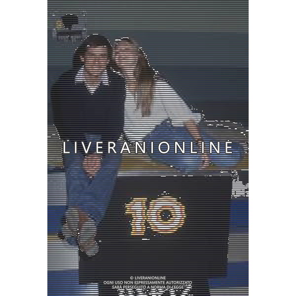 DIAP-RETROSPETTIVA GIANNI MORANDI CANTANTE NELLA FOTO GIANNI MORANDI CON CARLA MARIA ORSI CARBONE PRESENTATORI DEL PROGRAMMA TELEVISIVO “10 HERTZ“ ANNO 1978-1979 FOTO EDGARDO DELLA SCORCIOSA-AG ALDO LIVERANI SAS