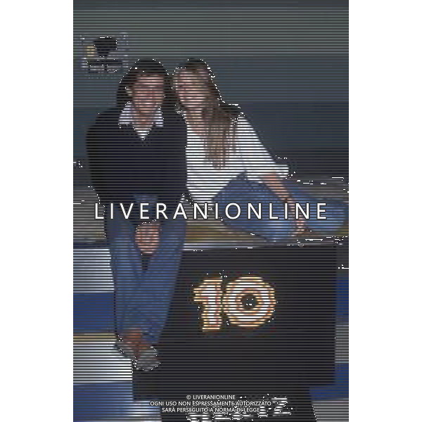 DIAP-RETROSPETTIVA GIANNI MORANDI CANTANTE NELLA FOTO GIANNI MORANDI CON CARLA MARIA ORSI CARBONE PRESENTATORI DEL PROGRAMMA TELEVISIVO “10 HERTZ“ ANNO 1978-1979 FOTO EDGARDO DELLA SCORCIOSA-AG ALDO LIVERANI SAS