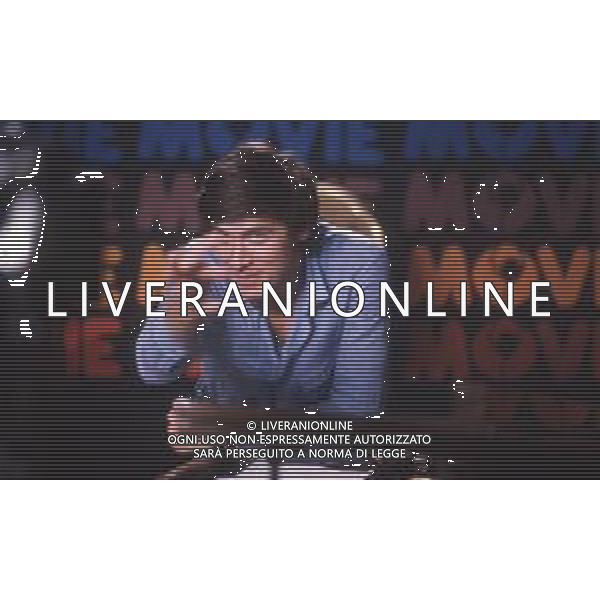 DIAP-RETROSPETTIVA GIANNI MORANDI CANTANTE NELLA FOTO GIANNI MORANDI NELLA TRASMISSIONE TELEVISIVA “MOVIE MOVIE“ ANNO 1981-1982 AG ALDO LIVERANI SAS 