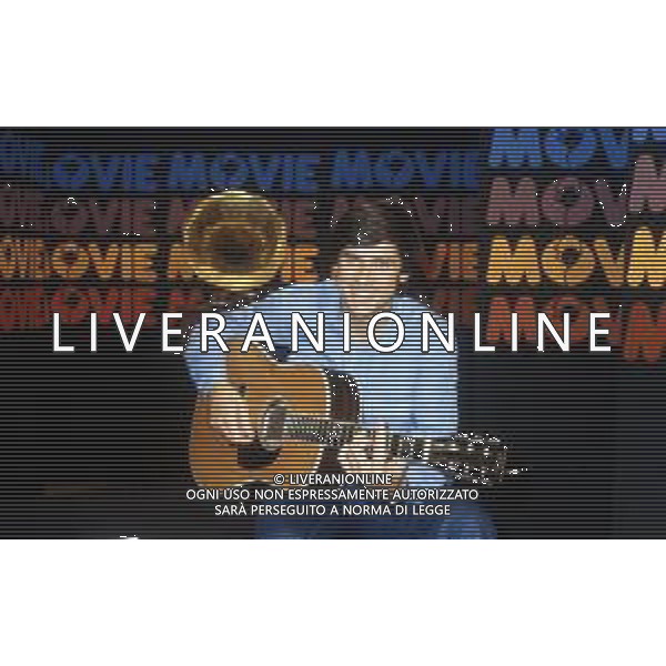 DIAP-RETROSPETTIVA GIANNI MORANDI CANTANTE NELLA FOTO GIANNI MORANDI NELLA TRASMISSIONE TELEVISIVA “MOVIE MOVIE“ ANNO 1981-1982 AG ALDO LIVERANI SAS 