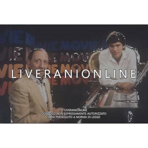 DIAP-RETROSPETTIVA GIANNI MORANDI CANTANTE NELLA FOTO GIANNI MORANDI NELLA TRASMISSIONE TELEVISIVA “MOVIE MOVIE“ ANNO 1981-1982 CON RENATO CAROSONE AG ALDO LIVERANI SAS 