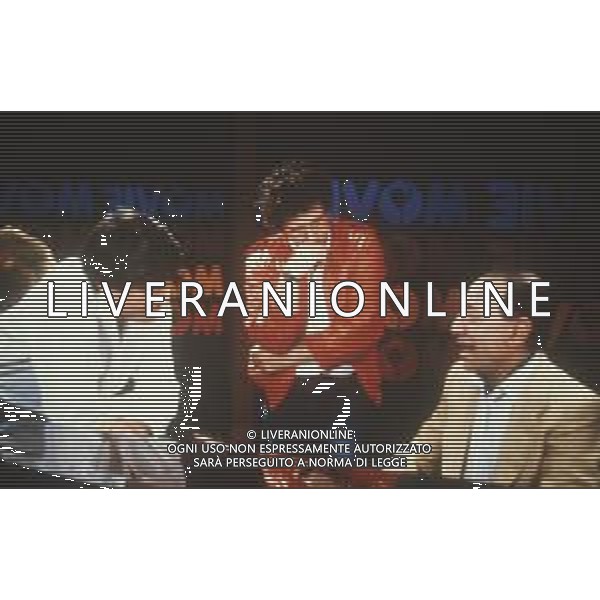 DIAP-RETROSPETTIVA GIANNI MORANDI CANTANTE NELLA FOTO GIANNI MORANDI NELLA TRASMISSIONE TELEVISIVA “MOVIE MOVIE“ ANNO 1981-1982 CON PEPPINO DI CAPRI E RENATO CAROSONE AG ALDO LIVERANI SAS 