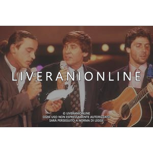 DIAP-RETROSPETTIVA GIANNI MORANDI CANTANTE NELLA FOTO GIANNI MORANDI NELL\'ANNO 1992 NELLA TRASMISSIONE TELEVISIVA “SERATA D\'ONORE“ CON EROS RAMAZZOTTI E LUCA BARBAROSSA AG ALDO LIVERANI SAS 