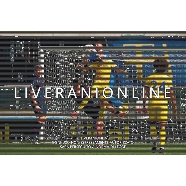 TVEM May 11, 2025 Verona, Italy - Hellas Verona vs US Lecce - Italian soccer serie A 2024/25 - Marcantonio Bentegodi Stadium. In the pic: Wladimiro Falcone of US Lecce in action against Dailon Livramento of Hellas Verona ©TVEM Emmanuele Mastrodonato - AGENZIA ALDO LIVERANI SAS