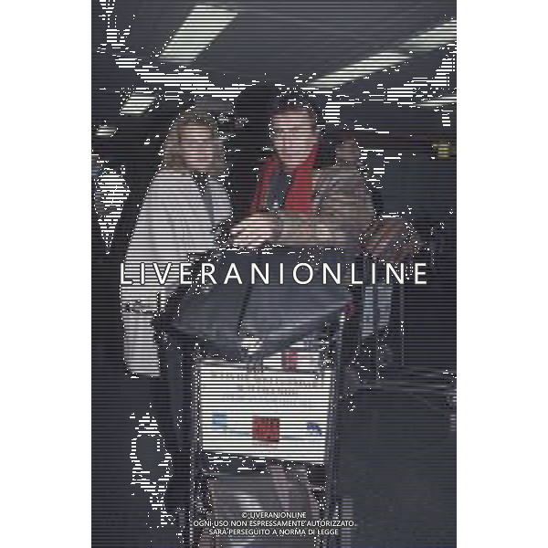 DIAP-RETROSPETTIVA ALBANO CARRISI CANTANTE NELLA FOTO ALBANO CARRISI CON LA FIGLIA YLENIA E ALBERTO TOMBA IN AEROPORTO A MILANO AG ALDO LIVERANI SAS