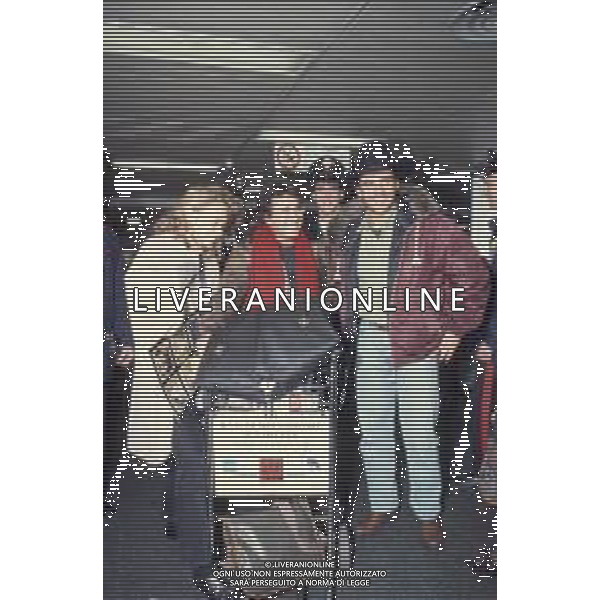 DIAP-RETROSPETTIVA ALBANO CARRISI CANTANTE NELLA FOTO ALBANO CARRISI CON LA FIGLIA YLENIA E ALBERTO TOMBA IN AEROPORTO A MILANO AG ALDO LIVERANI SAS