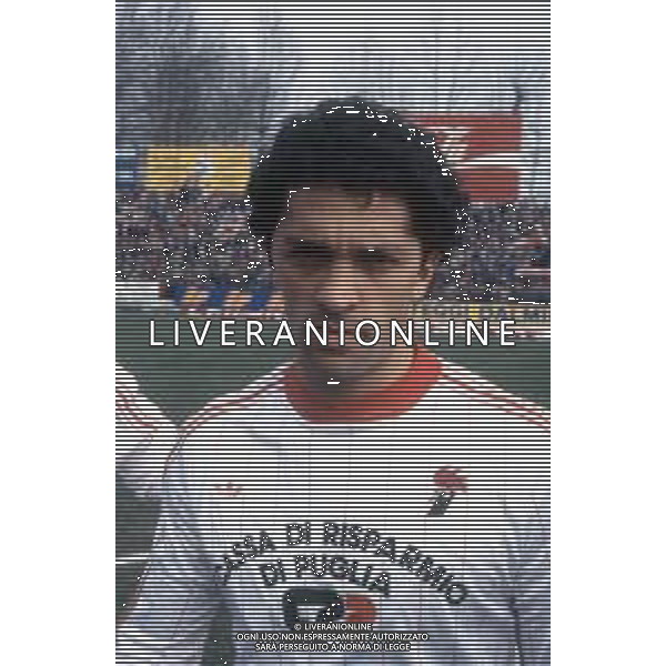 DIAP-RETROSPETTIVA SALVATORE GUASTELLA CALCIATORE NELLA FOTO SALVATORE GUASTELLA CON LA MAGLIA DEL BARI CALCIO NELL\'ANNO 1983-1984 AG ALDO LIVERANI SAS