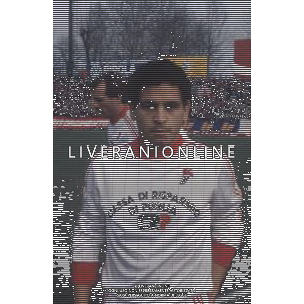 DIAP-RETROSPETTIVA GIUSEPPE GALLUZZO CALCIATORE NELLA FOTO GIUSEPPE GALLUZZO CON LA MAGLIA DEL BARI CALCIO AG ALDO LIVERANI SAS