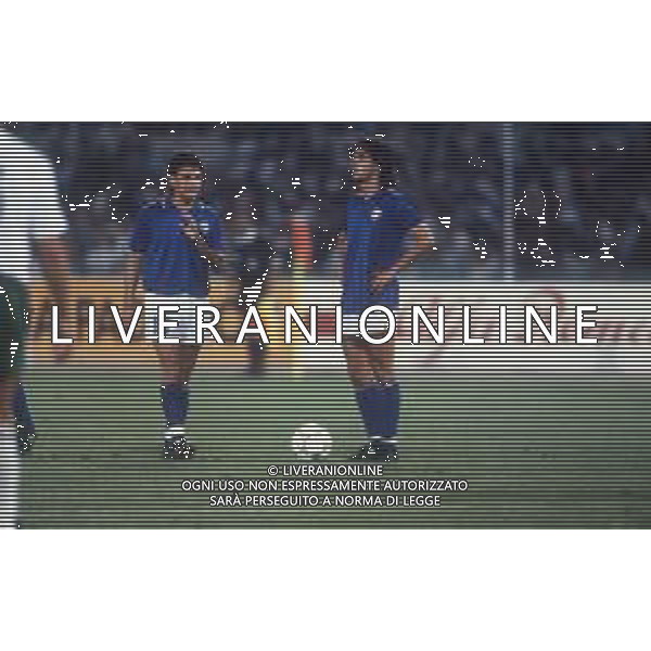 DIAP-RETROSPETTIVA GIUSEPPE GIANNINI CALCIATORE NELLA FOTO GIUSEPPE GIANNINI CON LA MAGLIA DELLA NAZIONALE ITALIANA CON ROBERTO BAGGIO AG ALDO LIVERANI SAS