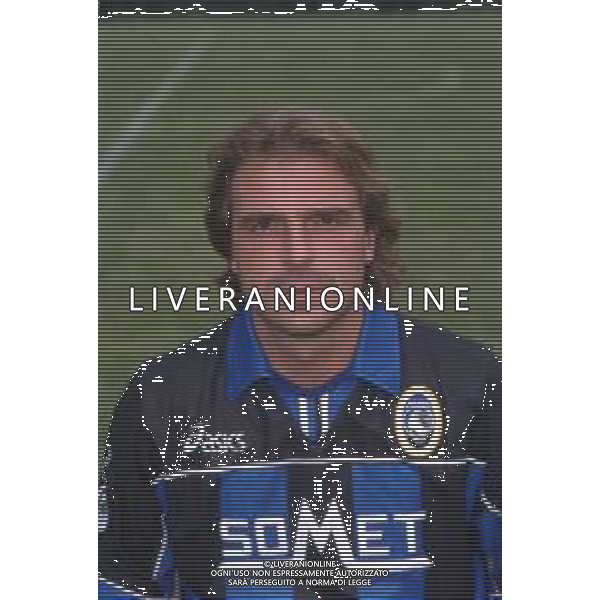 DIAP-RETROSPETTIVA GIOVANNI PIACENTINI CALCIATORE NELLA FOTO GIOVANNI PIACENTINI CON LA MAGLIA DELL\'ATALANTA CALCIO AG ALDO LIVERANI SAS