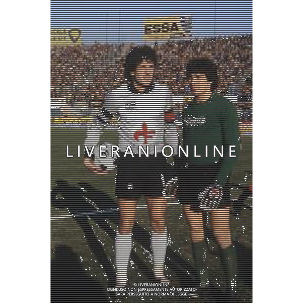 DIAP-RETROSPETTIVA GIOVANNI GALLI CALCIATORE NELLA FOTO GIOVANNI GALLI CON LA MAGLIA DELL FIORENTINA CALCIO CON GIUSEPPE ZINETTI BOLOGNA CALCIO AG ALDO LIVERANI SAS