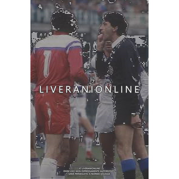 DIAP-RETROSPETTIVA GIOVANNI GALLI CALCIATORE NELLA FOTO GIOVANNI GALLI CON LA MAGLIA DELL FIORENTINA CALCIO E L\'ARBITRO CLAUDIO PIERI AG ALDO LIVERANI SAS