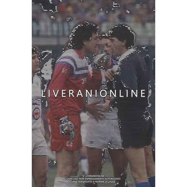 DIAP-RETROSPETTIVA GIOVANNI GALLI CALCIATORE NELLA FOTO GIOVANNI GALLI CON LA MAGLIA DELL FIORENTINA CALCIO E L\'ARBITRO CLAUDIO PIERI AG ALDO LIVERANI SAS
