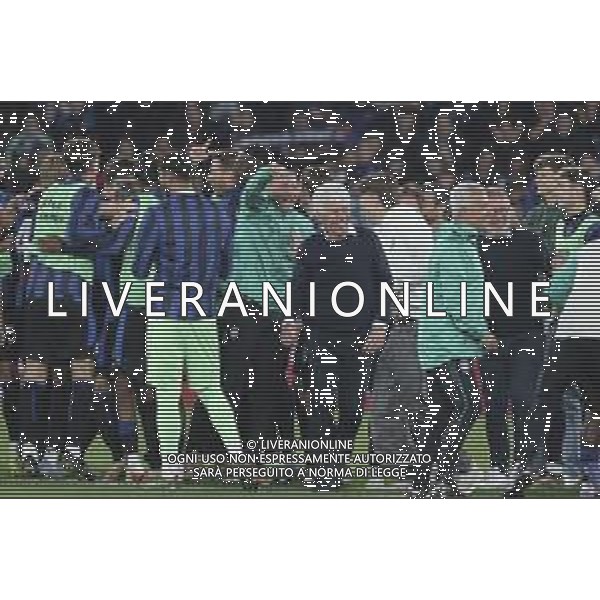Atalanta BC players and Gian Piero Gasperini Head Coach of Atalanta BC celebrate the victory at the end of Atalanta BC vs AS Roma, 36° Serie A Enilive 2024-25 game at Gewiss stadium in Bergamo (BG), Italy, on May 12, 2025. (Photo by Davide Casentini)- AGENZIA ALDO LIVERANI SAS
