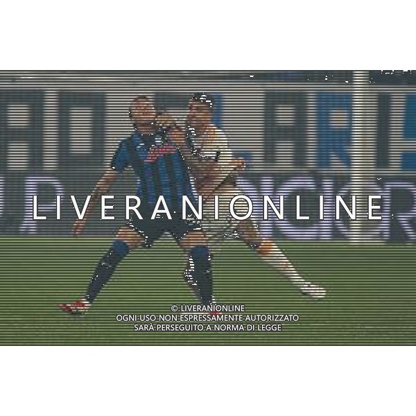 Mateo Retegui of Atalanta BC battle for the ball with Gianluca Mancini of AS Roma during Atalanta BC vs AS Roma, 36° Serie A Enilive 2024-25 game at Gewiss stadium in Bergamo (BG), Italy, on May 12, 2025. (Photo by Davide Casentini)- AGENZIA ALDO LIVERANI SAS