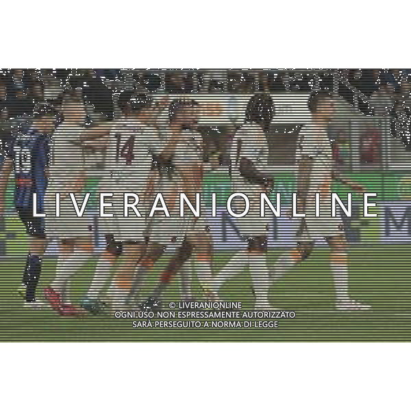 Bryan Cristante of AS Roma celebrates with team after goal during Atalanta BC vs AS Roma, 36° Serie A Enilive 2024-25 game at Gewiss stadium in Bergamo (BG), Italy, on May 12, 2025. (Photo by Davide Casentini)- AGENZIA ALDO LIVERANI SAS