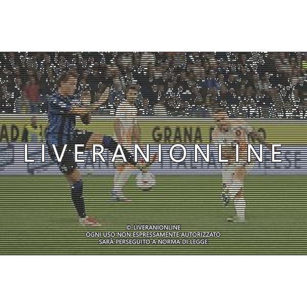 Angelino of AS Roma competes for the ball with Mateo Retegui of Atalanta BC during Atalanta BC vs AS Roma, 36° Serie A Enilive 2024-25 game at Gewiss stadium in Bergamo (BG), Italy, on May 12, 2025. (Photo by Davide Casentini)- AGENZIA ALDO LIVERANI SAS