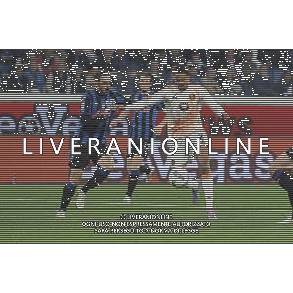 Devyne Rensch of AS Roma battle for the ball with Davide Zappacosta of Atalanta BC during Atalanta BC vs AS Roma, 36° Serie A Enilive 2024-25 game at Gewiss stadium in Bergamo (BG), Italy, on May 12, 2025. (Photo by Davide Casentini)- AGENZIA ALDO LIVERANI SAS