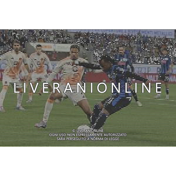 Ademola Lookman of Atalanta BC battle for the ball with Devyne Rensch of AS Roma during Atalanta BC vs AS Roma, 36° Serie A Enilive 2024-25 game at Gewiss stadium in Bergamo (BG), Italy, on May 12, 2025. (Photo by Davide Casentini)- AGENZIA ALDO LIVERANI SAS